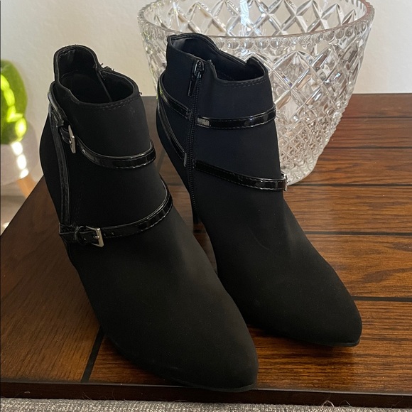 Me Too Black Ankle Booties with Buckle Straps - Picture 4 of 7